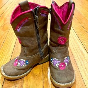 Blazin Roxx cowgirl boots with flower embroidery detail